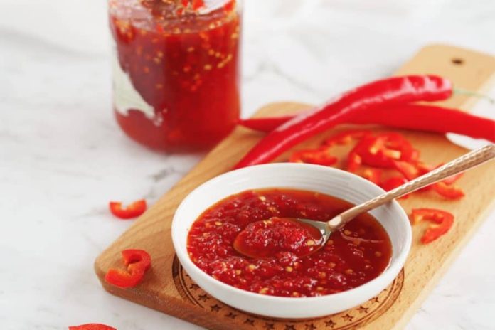 How to cook spicy ketchup with garlic for meat or poultry