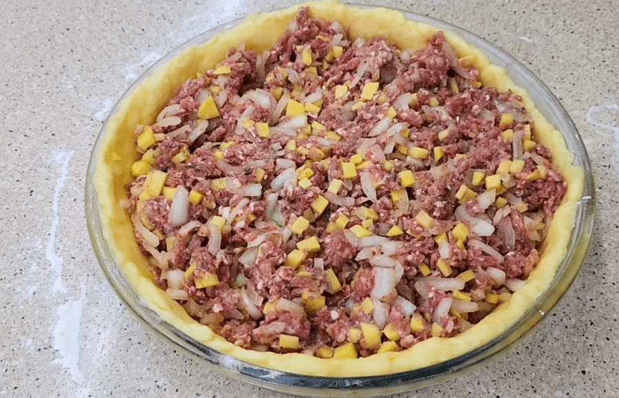 Рецепт сытного и сочного пирога с фаршем и картофелем