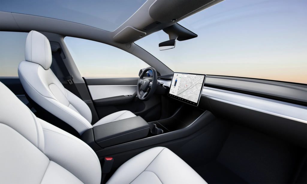 Tesla Model Y auto roku 2023