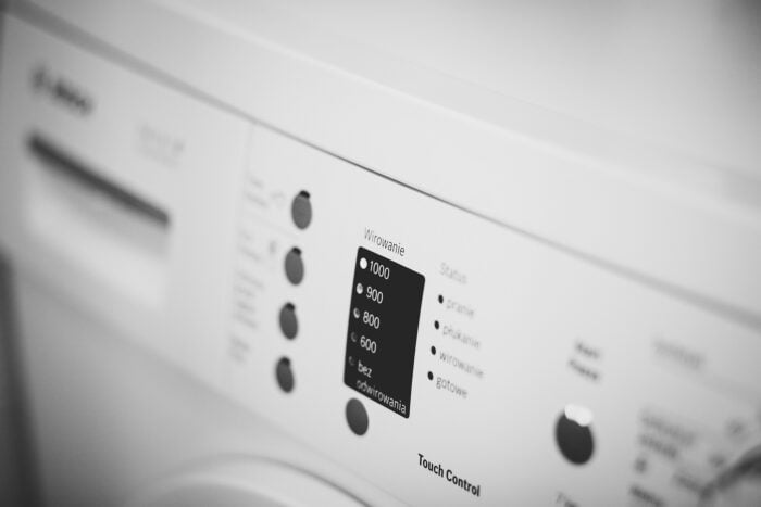 Хозяйки рассказали о секрете, который поможет легко очистить дверцу стиральной машинки