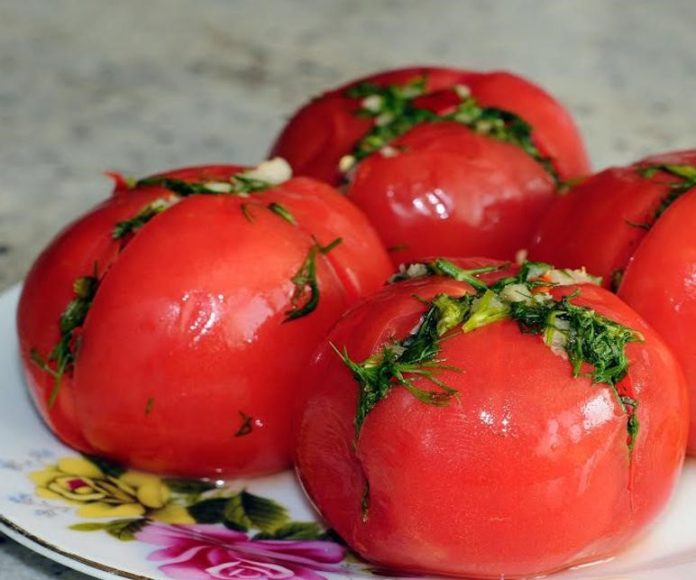 How to marinate tomatoes stuffed with greens: an appetizer for kebabs