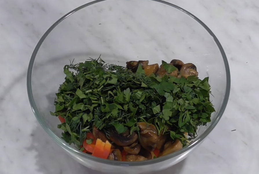 Рецепт смачного і соковитого салату з грибами без майонезу
