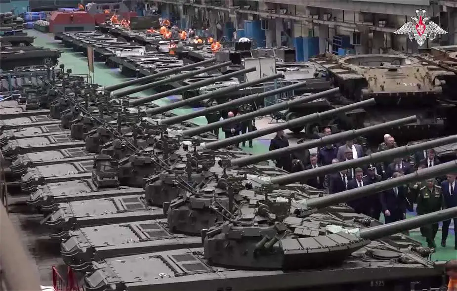 На цьому фото виробнича лінія з десятками танків Т-80БВМ на заводі «Уралвагонзавод»