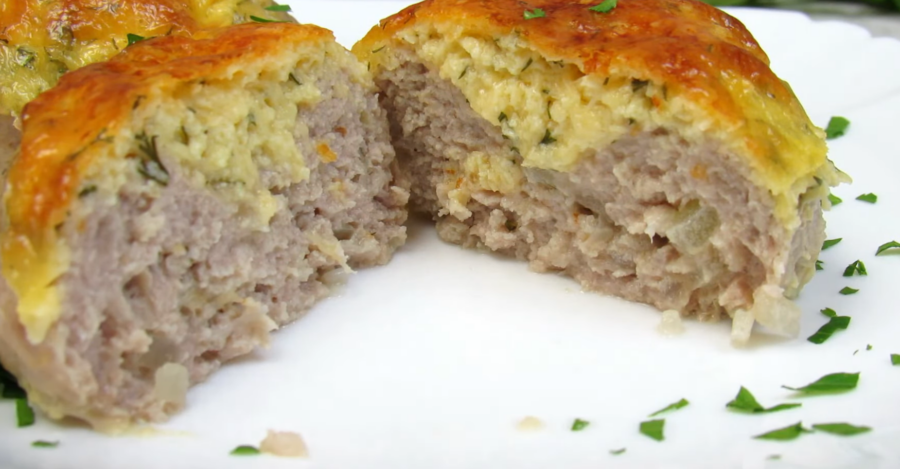 A recipe for juicy meat nests in the oven under cheese