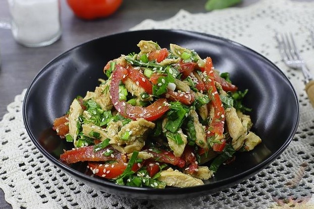 Salad with chicken, tomatoes and sorrel