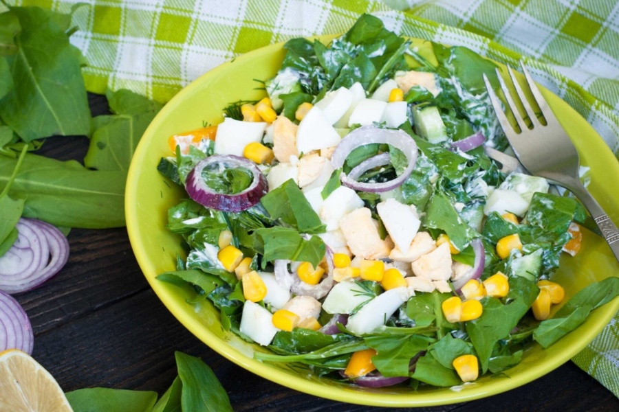 Salad with sorrel, eggs and corn