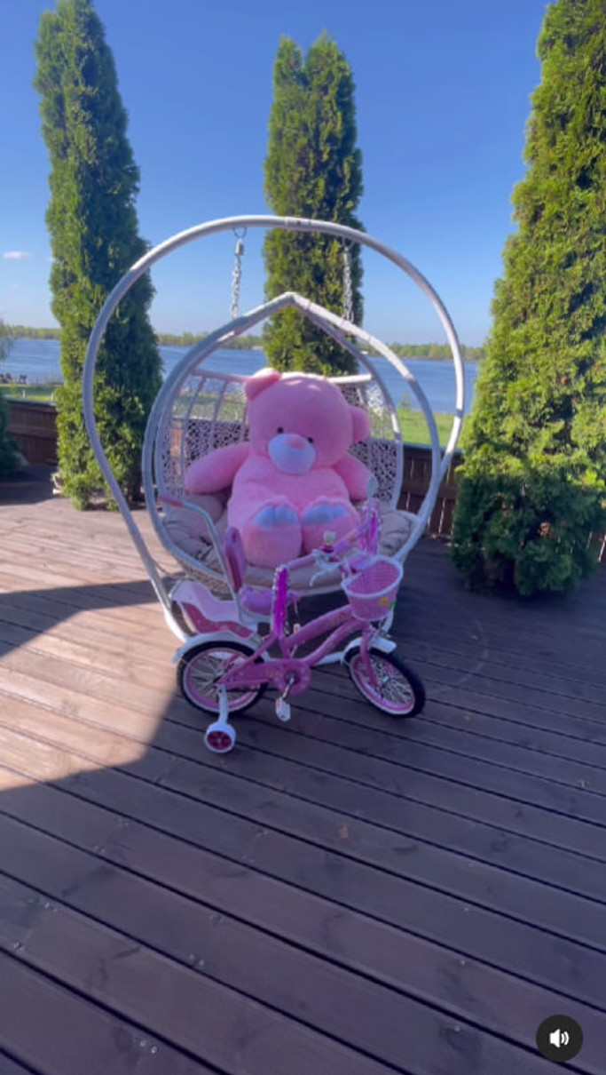 Мама подарувала дівчинці ведмедика та велосипед