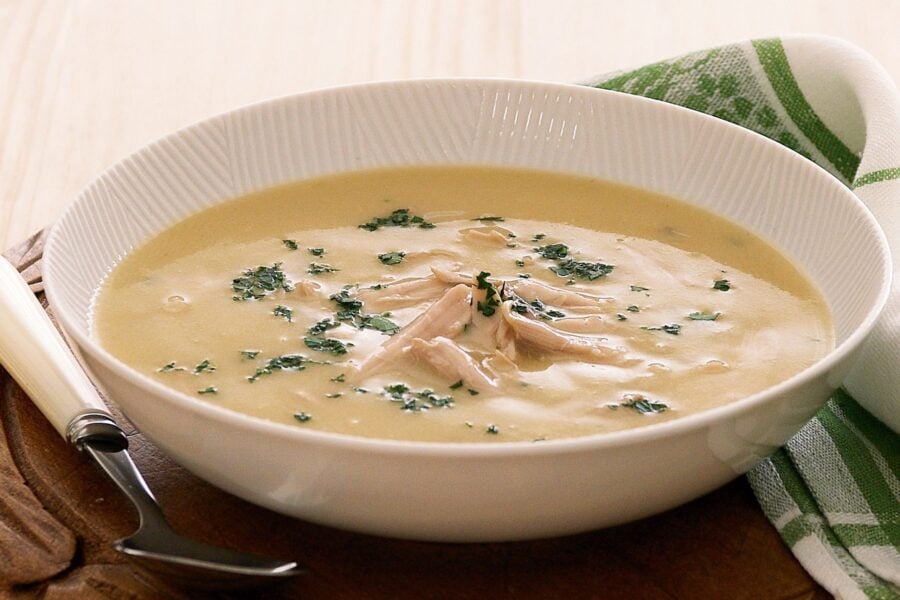 Кулінари розповіли, як приготувати смачний кремовий суп із додаванням плавленого сиру й курки