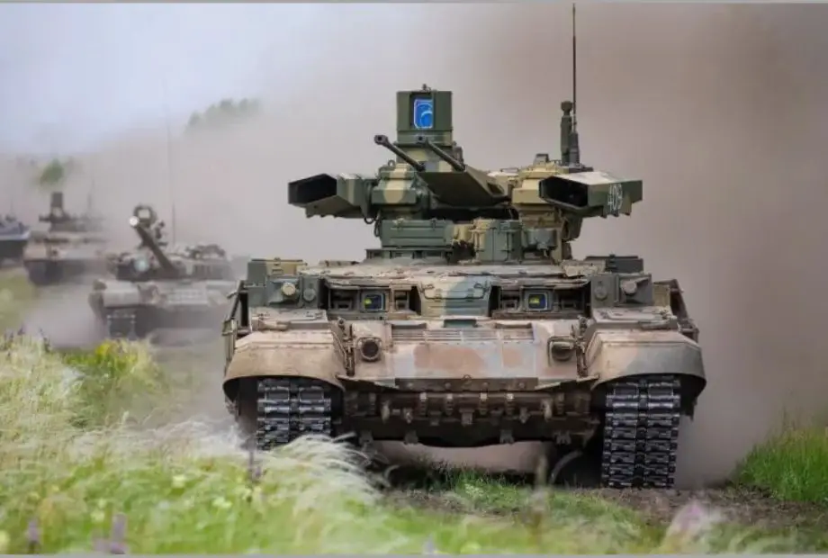 БМПТ веде російську танкову колону