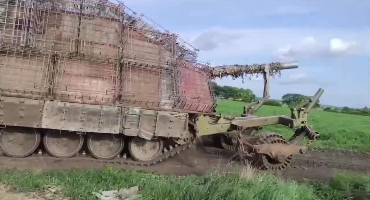 Наступають в «сараях»: окупанти вигадали нову броню для танка