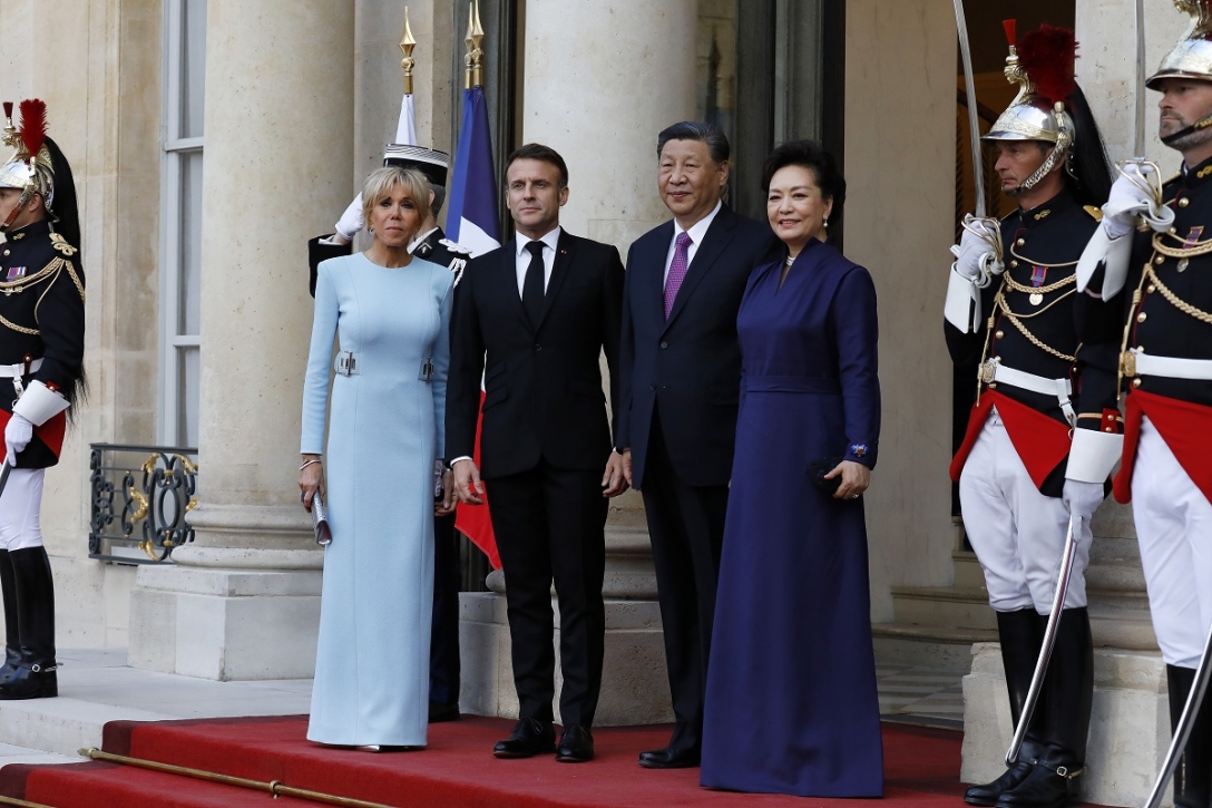 Peng Liyuan accompanied Xi Jinping on a trip to Paris for the first time