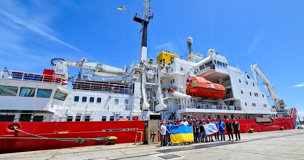 Украинское научно-исследовательское судно "Ноосфера" завершило очередной антарктический сезон