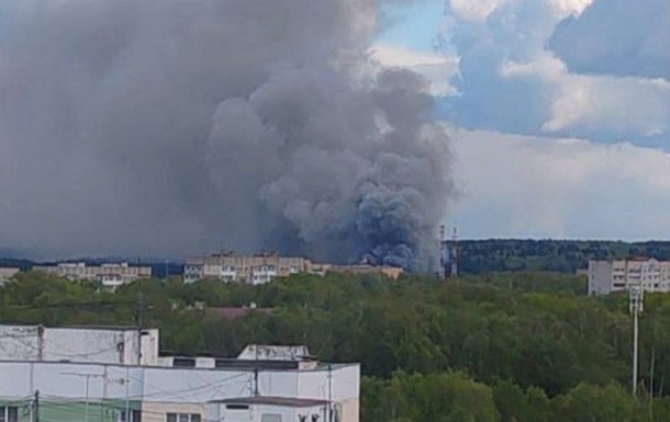 A polycarbonate warehouse caught fire in the suburbs of Moscow