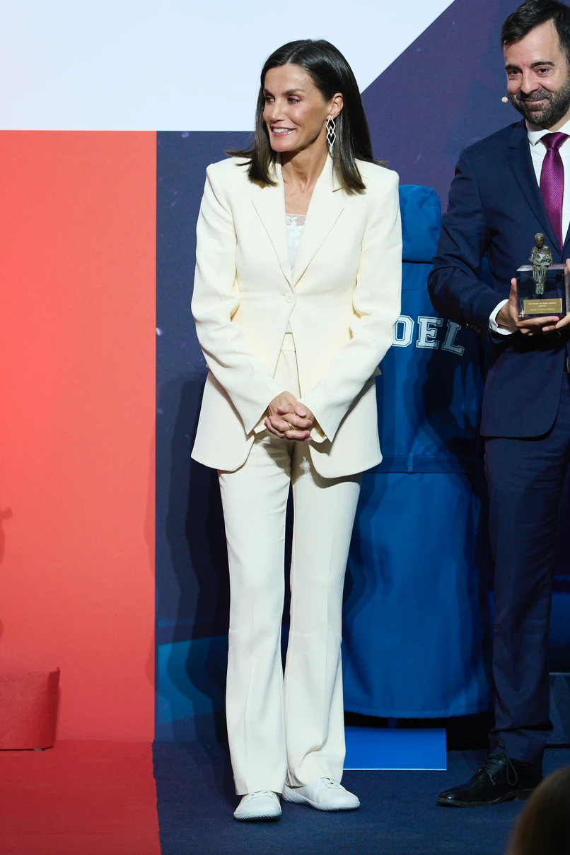 Королева Летісія вигуляла молочний лук на престижній премії (фото)