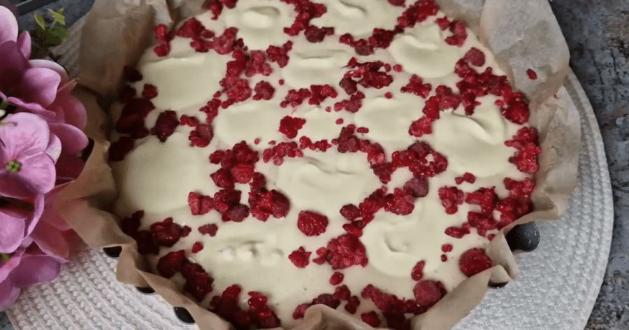 Рецепт пухкого та ніжного пирога з сиром і ягодами