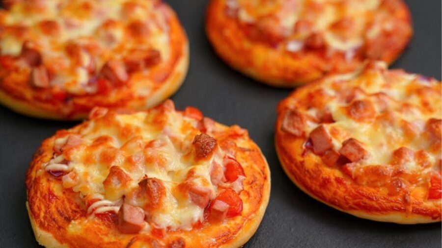 Рецепт смачних та ароматних міні-піц, як зі шкільної їдальні 
