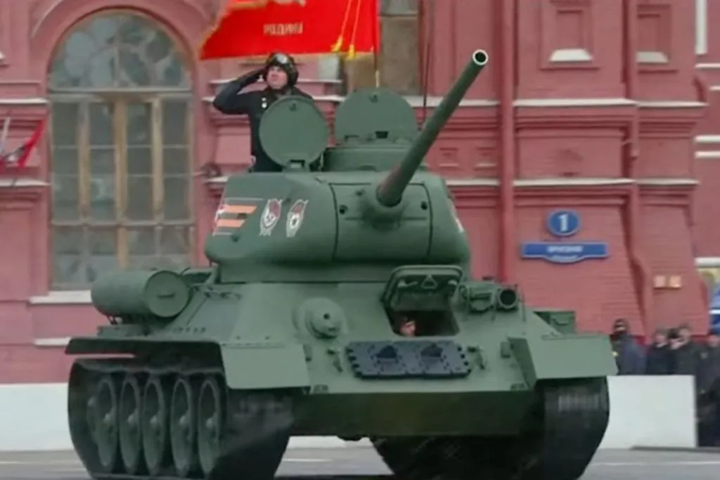 Один допотопний танк і страх перед дронами: BI оцінило ганебний парад у Росії