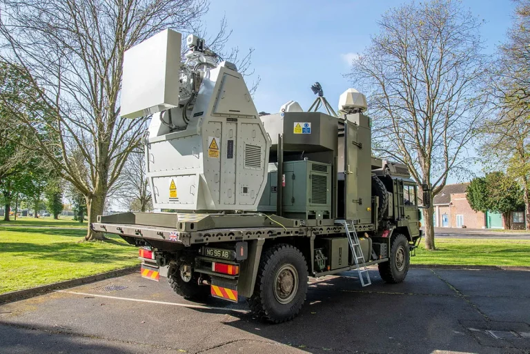 Британская армия проводит испытания системы направленного действия: автомобиль, защищающий от беспилотников током
