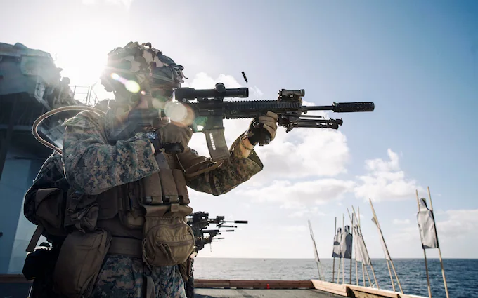 У соцмережах висміяли капітана ВМС США, який стріляє з гвинтівки з прицілом задом наперед
