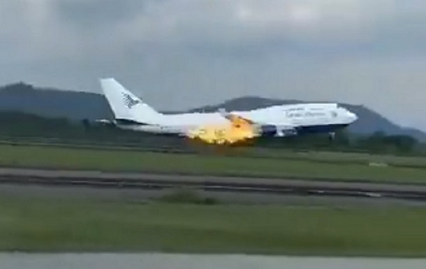 В Індонезії аварійно сів літак: загорівся двигун