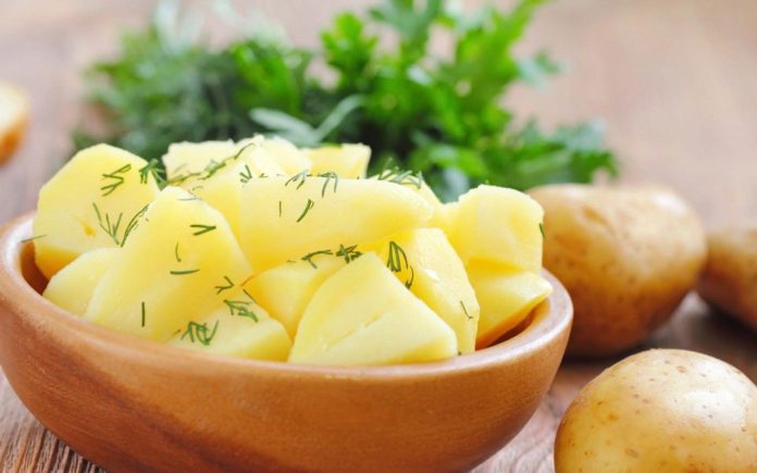 Як відварити картоплю для салату, щоб вона зберегла форму: секрет в одному інгредієнті