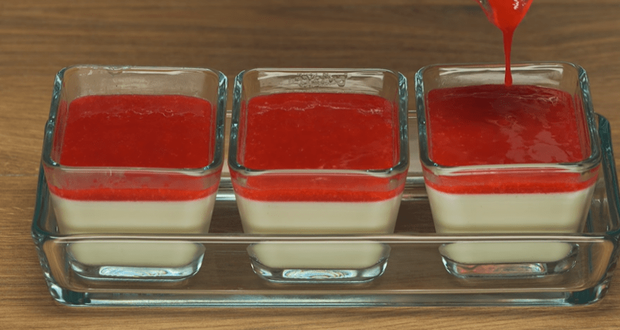 Рецепт смачного двошарового десерту з полуницею і вершками