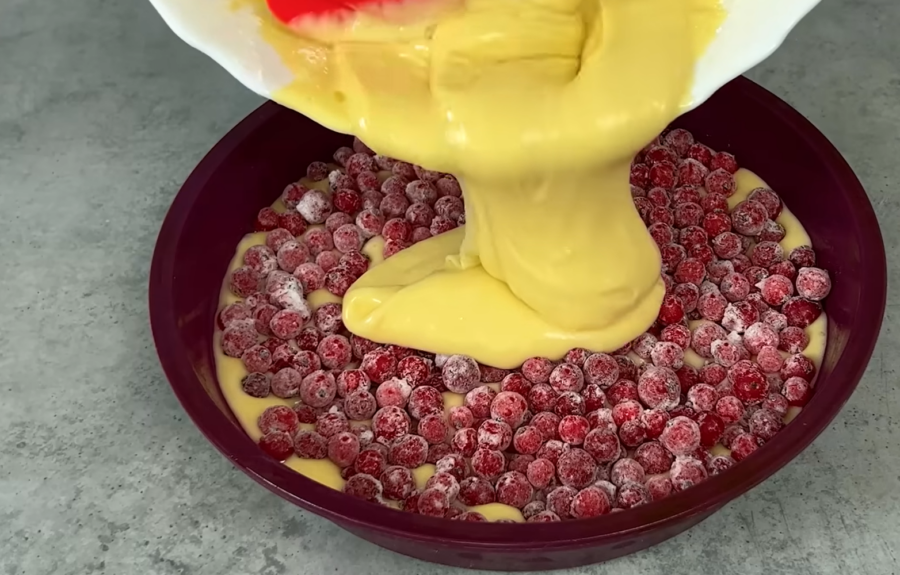 Рецепт пухкого та ніжного пирога на сметані з ягодами