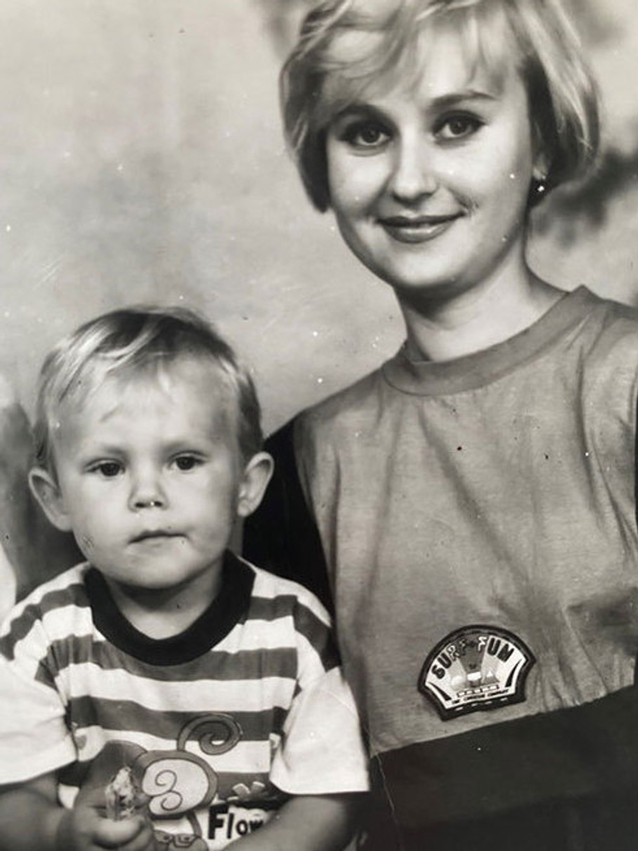 Артем Пивоваров разом із мамою