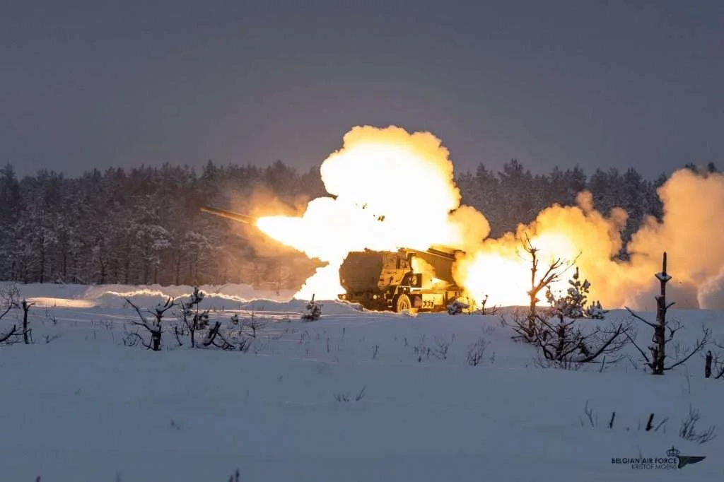 Після запуску трьох ракет по цілям, визначеним бельгійським спецназом, M142 HIMARS армії США повернувся в Ліелвардес, а літак A400M знову вилетів у Рамштайн. (Джерело фото: ВПС Бельгії)