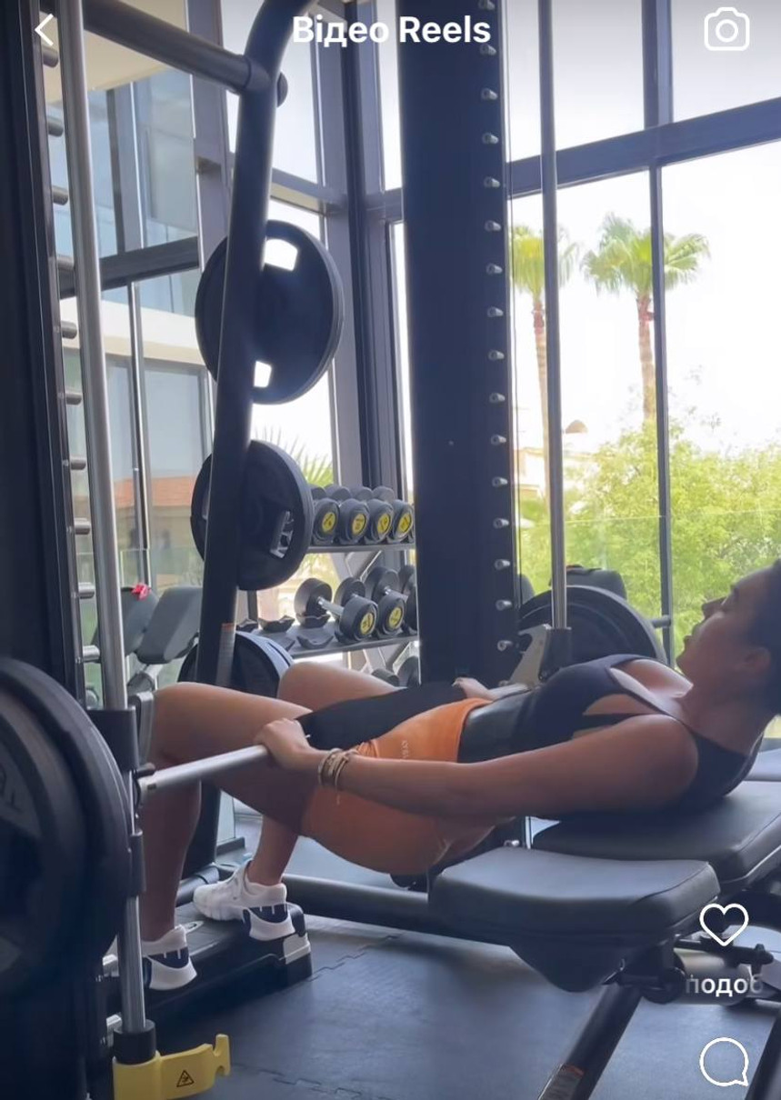 Georgina Rodriguez with a barbell