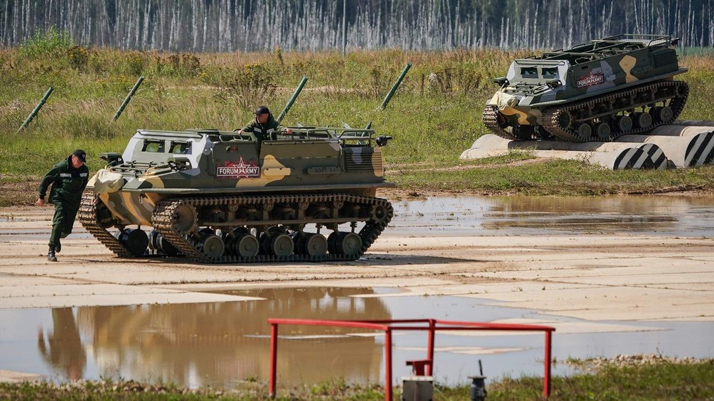 Українські оператори дронів хвалять нові російські всюдиходи "Пластун" за феноменальну красу горіння 