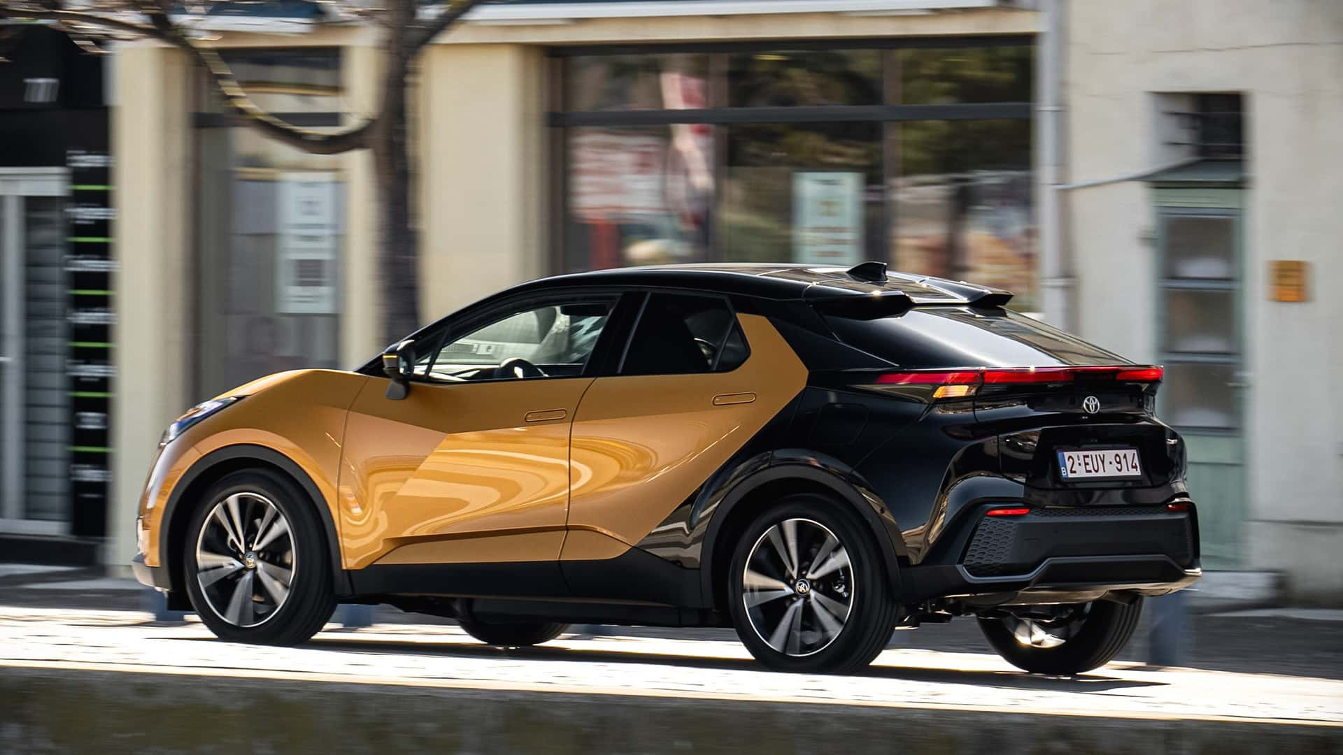 Toyota C-HR PHEV 2024 року