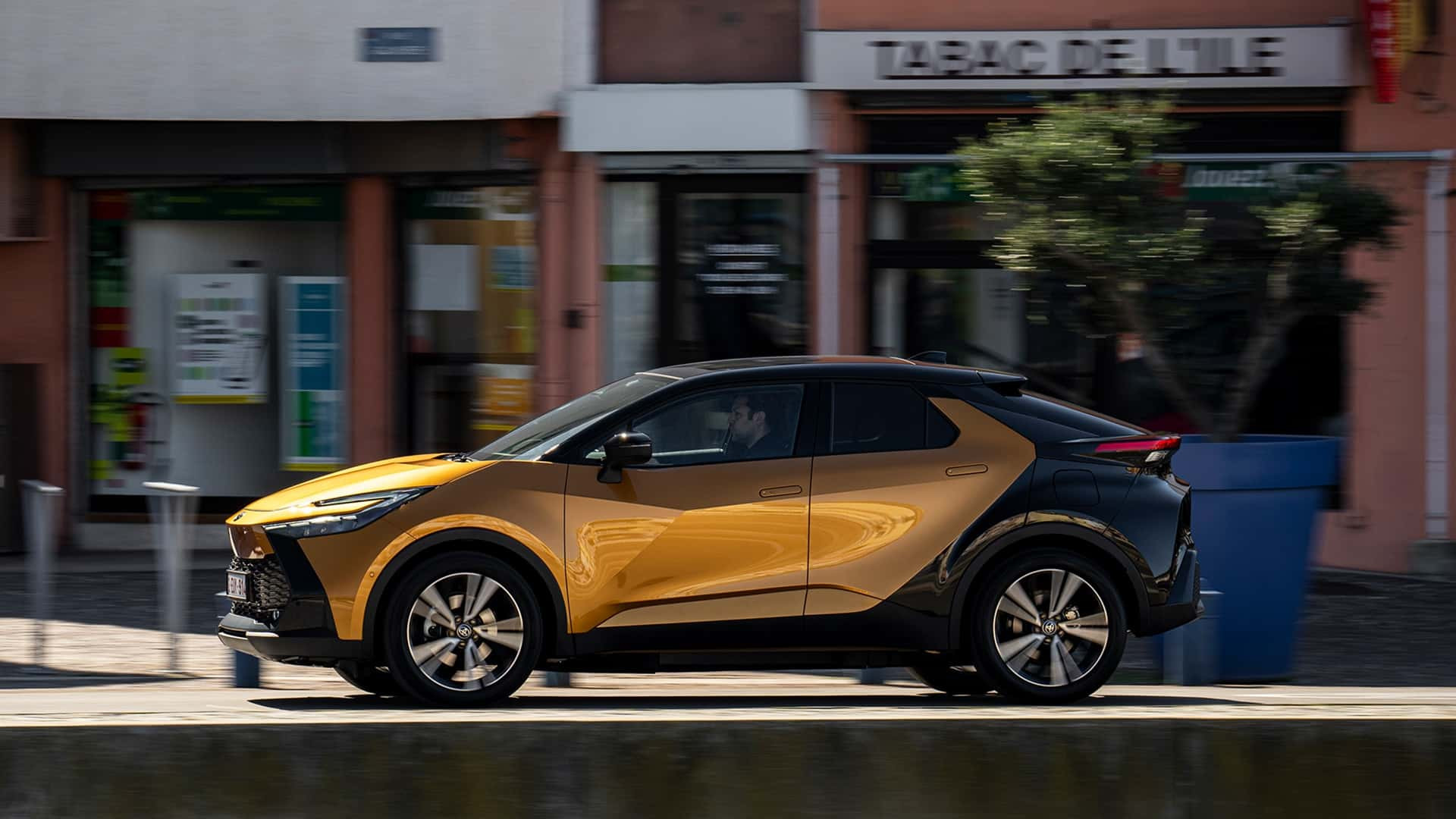 Toyota C-HR PHEV 2024 року