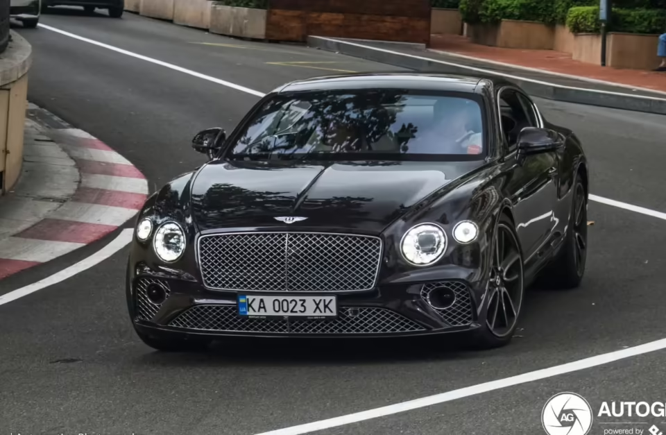 У Європі помітили замаскований Bentley на українських номерах (Фото)