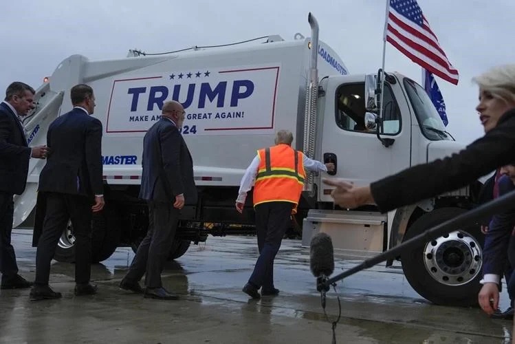 Трамп заради перемоги на виборах вліз у сміттєвоз (відео) фото 1