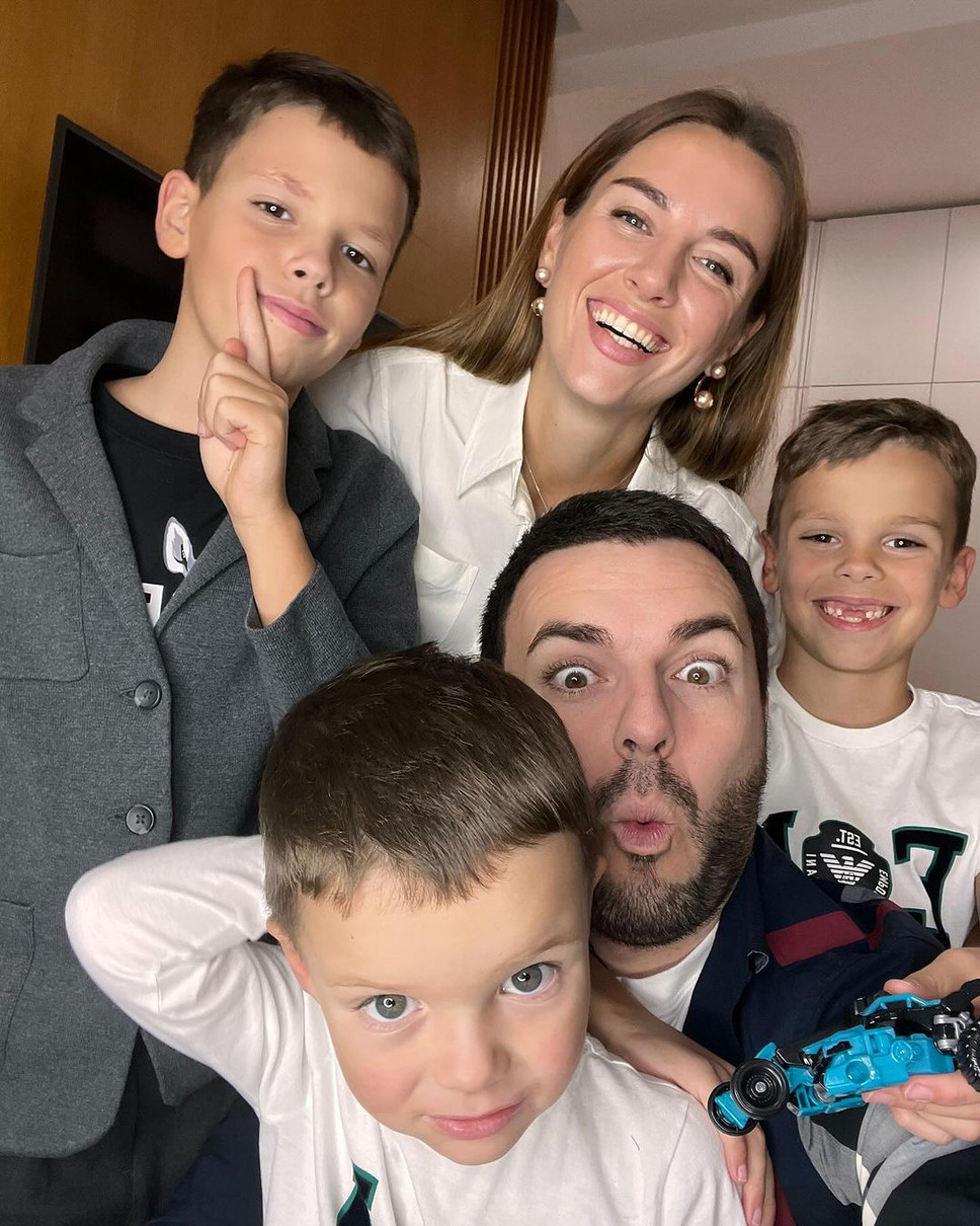 Решетнік з дружиною і дітьми наробили селфі