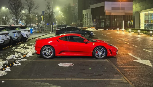 В Україні помітили потужний суперкар Ferrari (Фото)