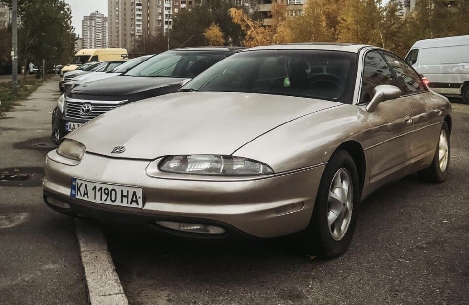 У Києві помітили рідкісний Oldsmobile Aurora 1995 року (Фото)