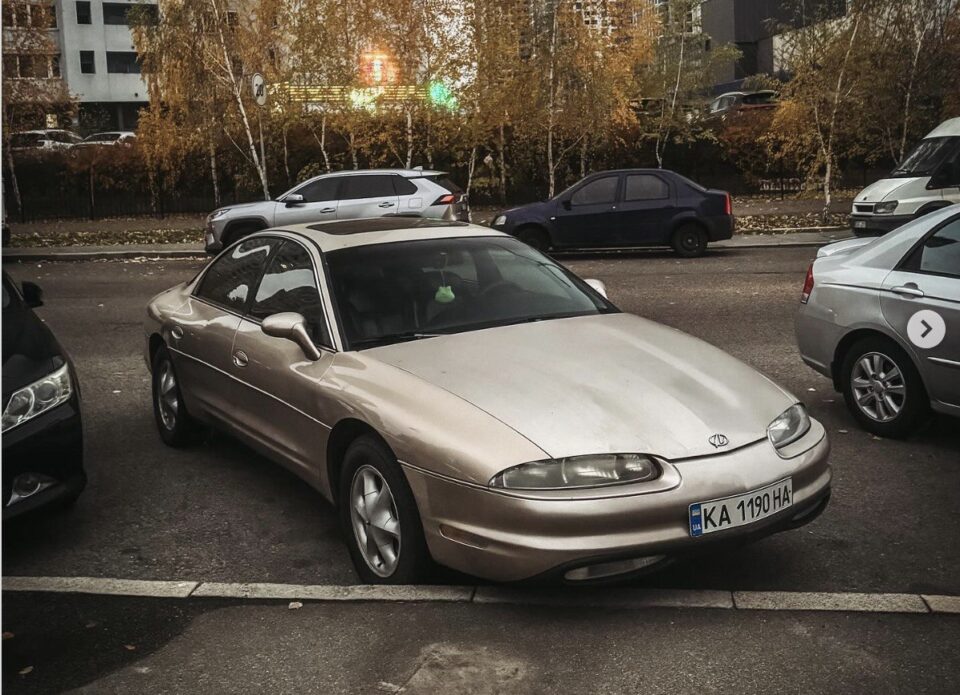 У Києві помітили рідкісний Oldsmobile Aurora 1995 року (Фото)