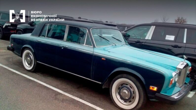 Розкішний Rolls-Royce Silver Wraith II потрапив під арешт у Києві