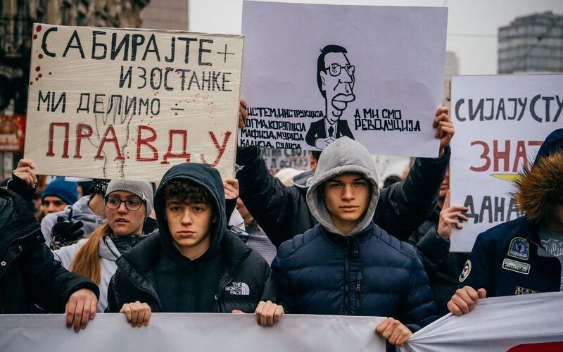 У Сербії уряд під тиском вуличних протестів йде у відставку