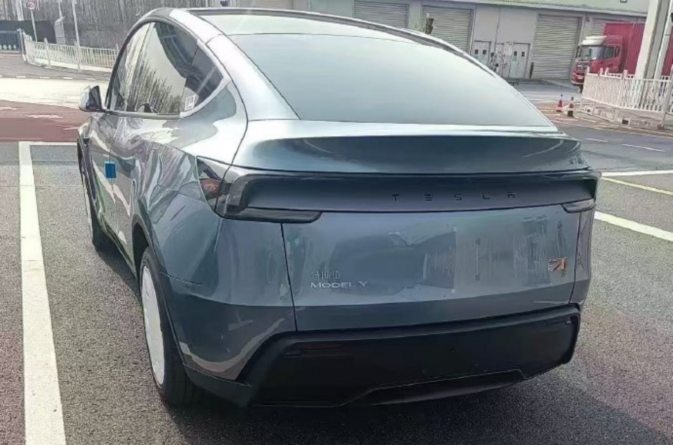 За оновленою Tesla Model Y вишикувалася черга