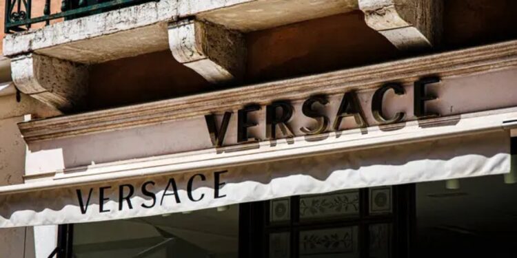 Versace виставили на продаж, хто хоче купити