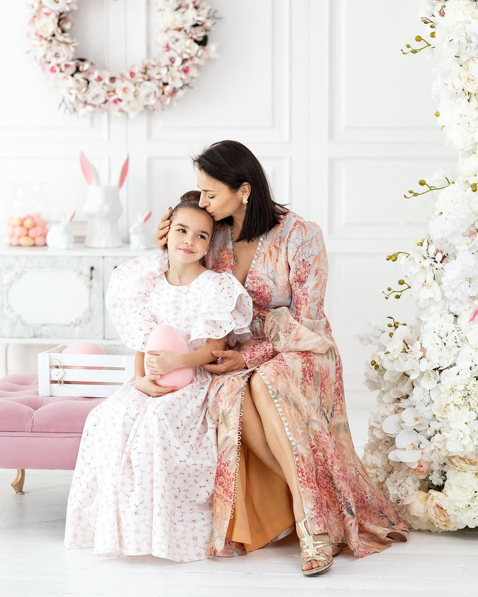 Ілона Гвоздьова обіймає донечку