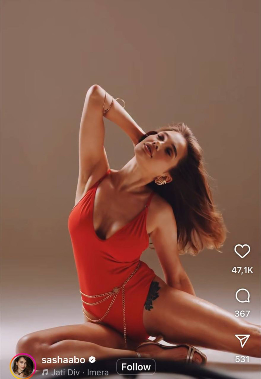 Саша Бо на підборах та в купальнику