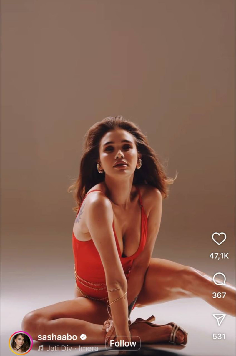 Декольте Саші Бо