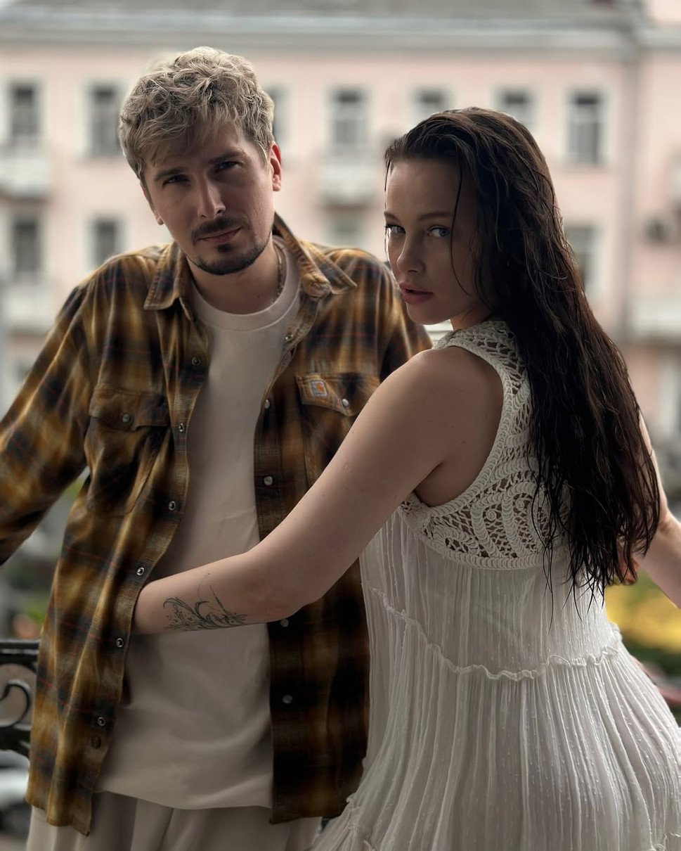 POSITIFF на балконі попозував з дружиною