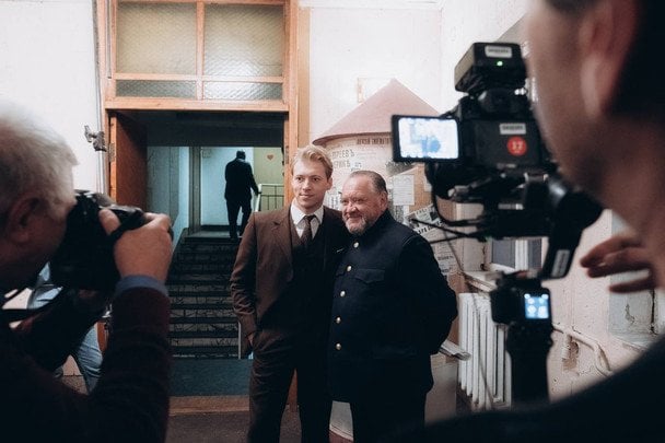 Григорій Бакланов і Богдан Бенюк під час знімань фільму "Довженко" / © YULA company