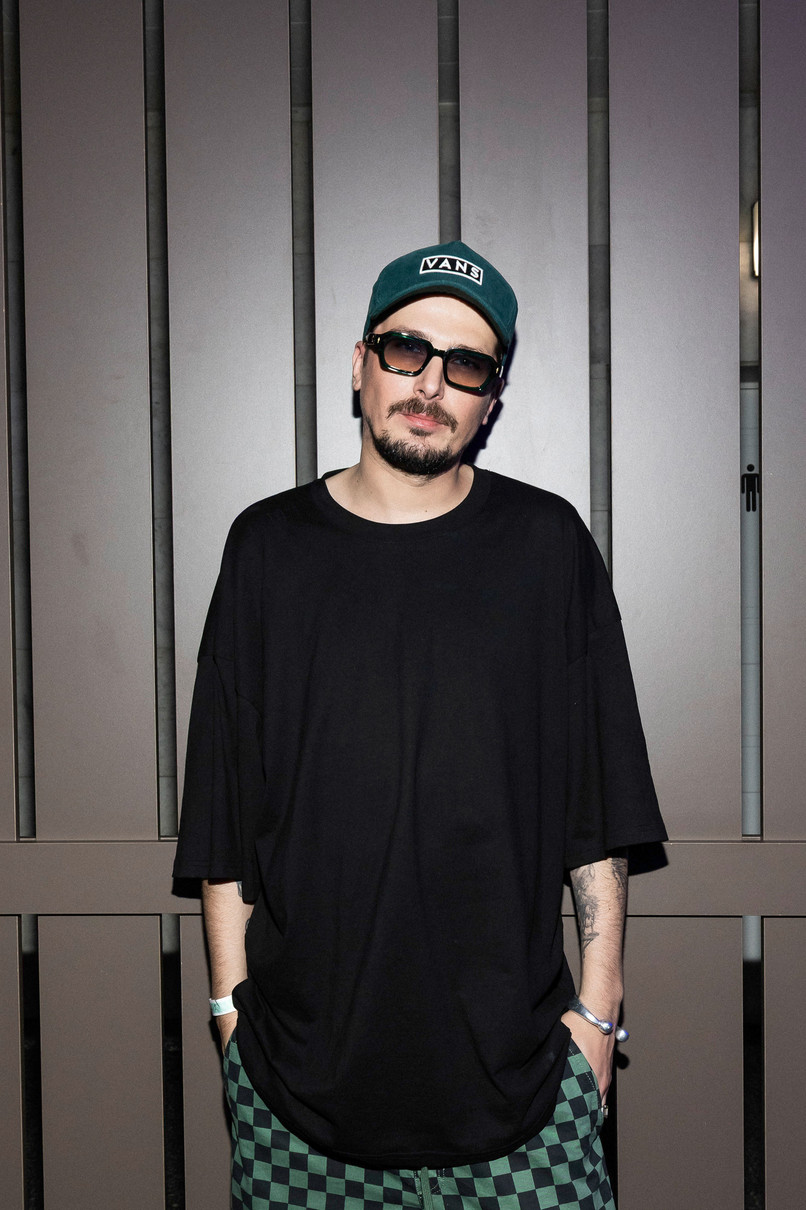 Співак Олексій Завгородній