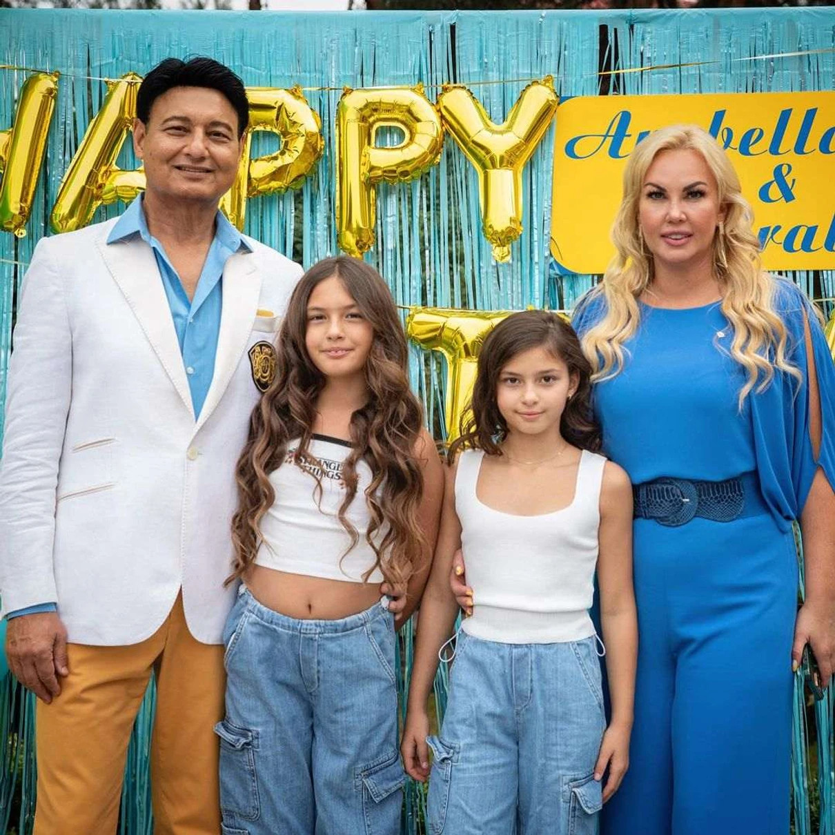 Камалія разом з дочками і чоловіком